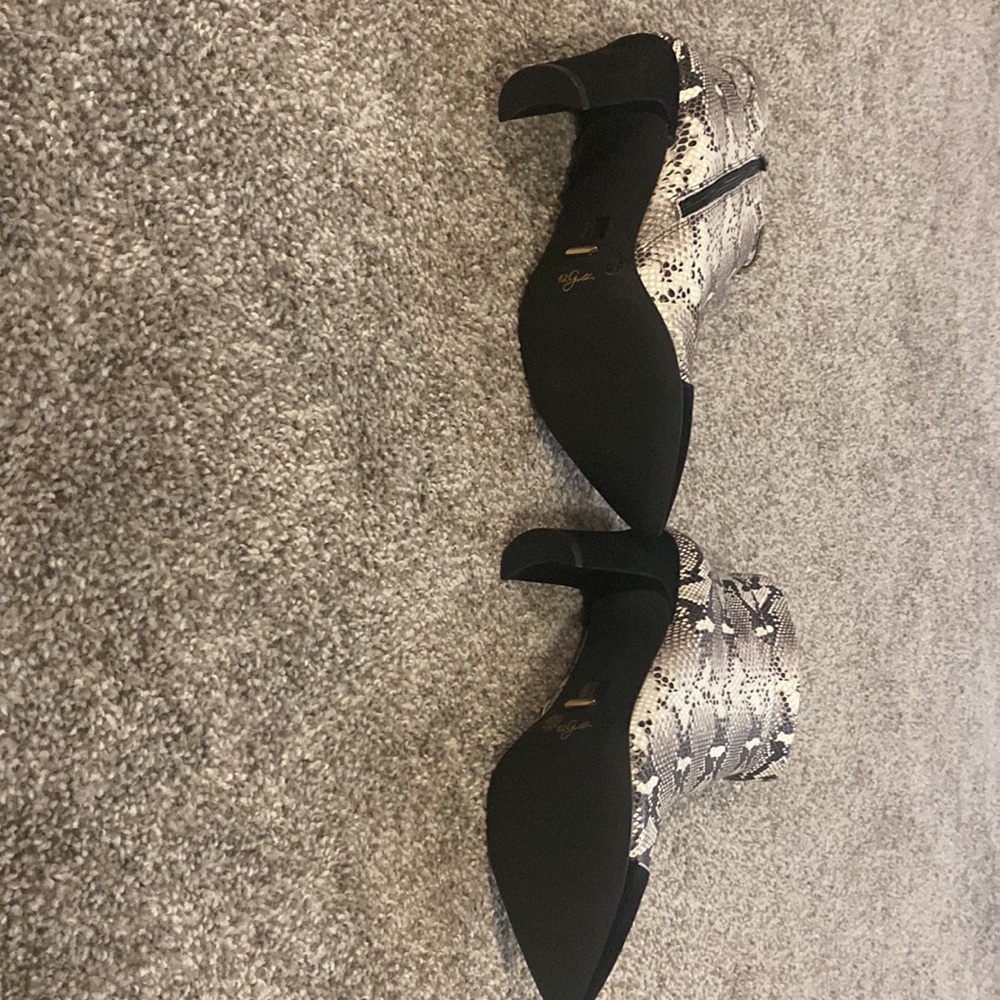 Women’s Heel - Picture 8 of 11